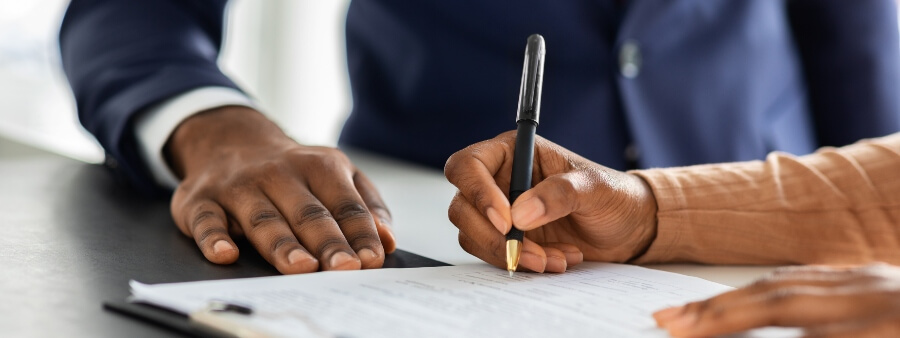 Contratos: Cuidados Essenciais Antes de Assinar